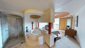 Ático de lujo, vistas parciales al mar | Baño | Artículos de higiene personal gratuitos y toallas