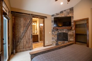 4 bedrooms, Internet, bed sheets - Lakeside Luxury with Hot Tub, A/C and EV Charger (Bend)