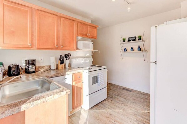 Jääkaappi, mikroaaltouuni, uuni, liesi