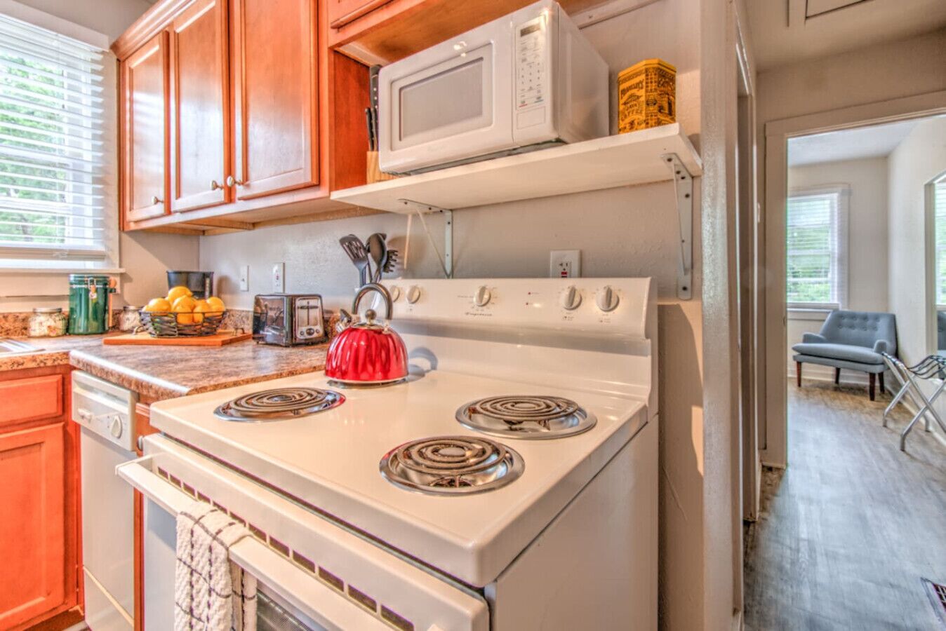 Geladeira, micro-ondas, fogão, cooktop