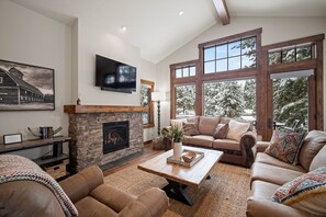 TV, fireplace, ping pong - Lakeside Retreat with Hot Tub, Deck & Game Room (Bend)
