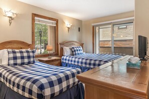 2 bedrooms, iron/ironing board, free WiFi, bed sheets - 200 ft. to Gondola!! Balcony, Parking, Fireplace, Views!!  Heart of Lionshead!! (Vail)