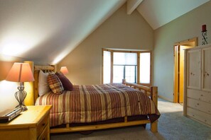 3 عدّة غرف نوم وخدمة الإنترنت وملاءات أسرّة