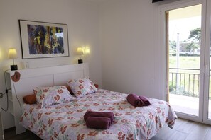 3 slaapkamers, een strijkplank/strijkijzer, reisbedje, gratis wifi