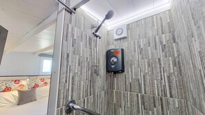 Towels - Refurbished to a high standard throughout, with an en-suite shower room and underfloor heating. (Hayle)