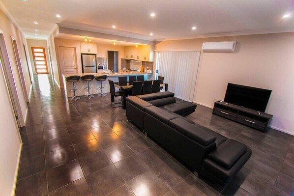 TV, offices - Serene Shores (Wellington East)