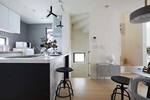 Fridge, microwave, oven, stovetop - P O IN T House-Ikebukuro (豊島区)