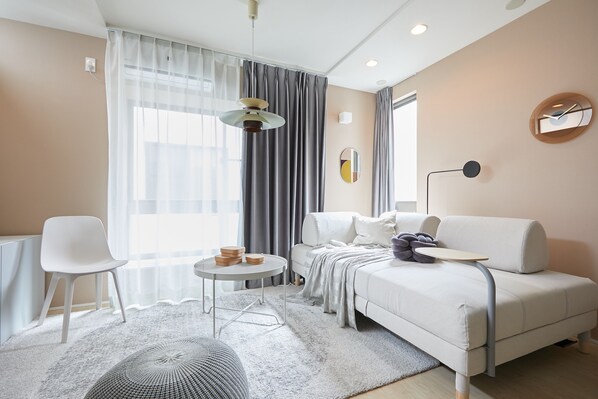 3 bedrooms, desk, iron/ironing board, internet