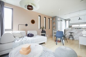 3 bedrooms, desk, iron/ironing board, internet