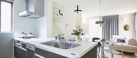 Kühlschrank, Mikrowelle, Ofen, Herdplatte