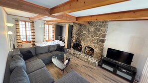 Smart TV, fireplace, DVD player, books - Chalet in nature*spa-salt pool*sauna*billiards*fireplace*wifi*hiking in the mountains (Austin)