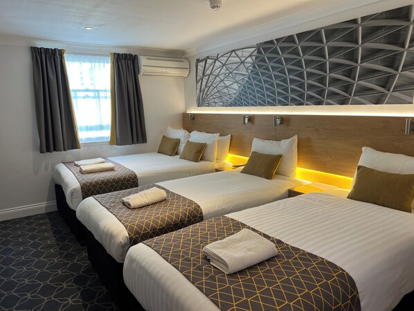 Familjesvit | Allergitestade sängkläder, minibar och värdeförvaringsskåp på rummet