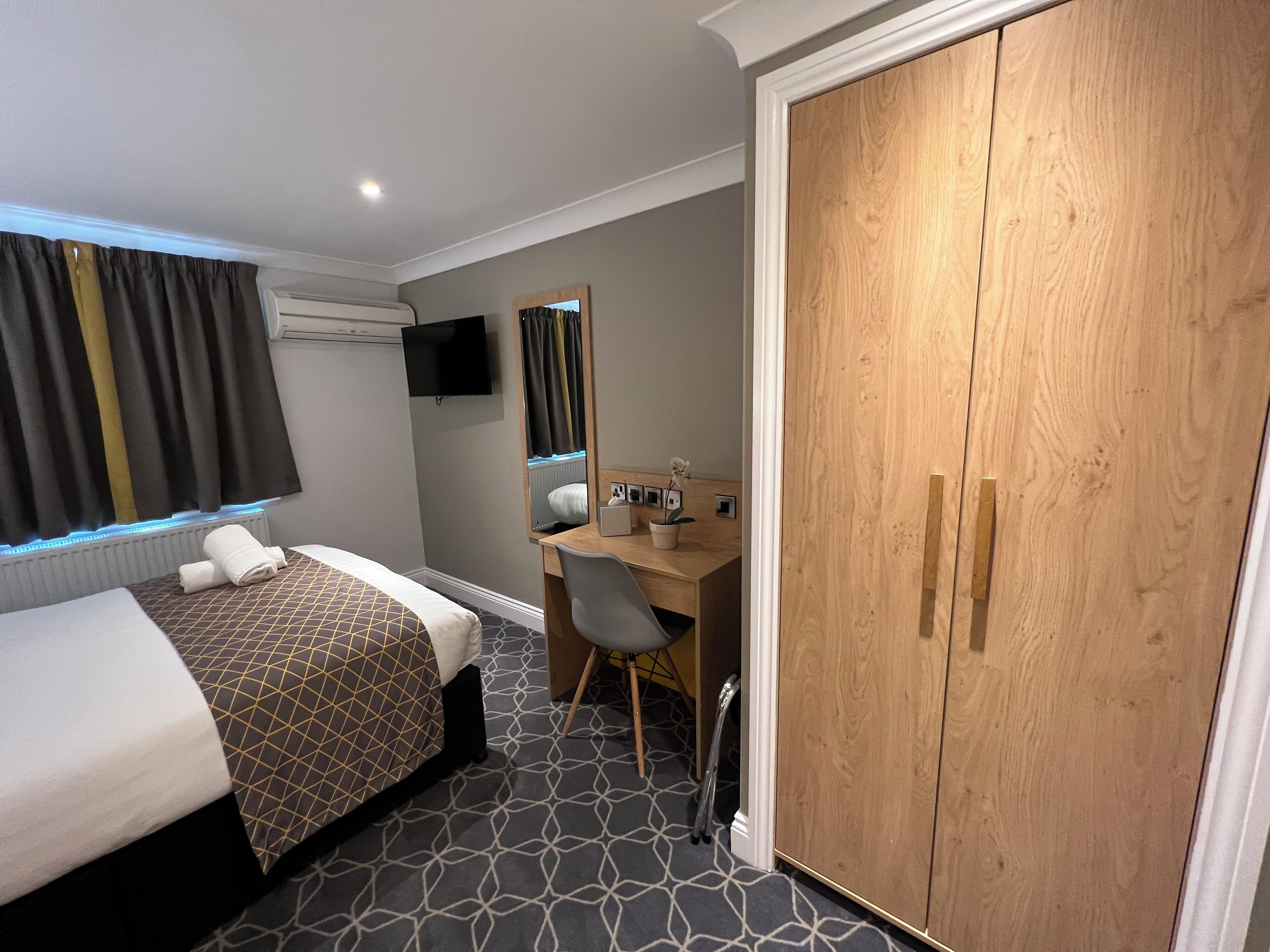 double suite | hypo-allergenic bedding, in-room safe, desk, laptop workspace