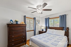 3 chambres, fer et planche à repasser, lit de bébé portatif