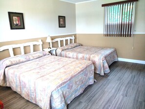Quadruple Room | Living area | TV - Motel Fort Ramsay (Gaspe)