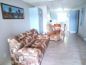 Apartment | Living area | TV - Motel Fort Ramsay (Gaspe)