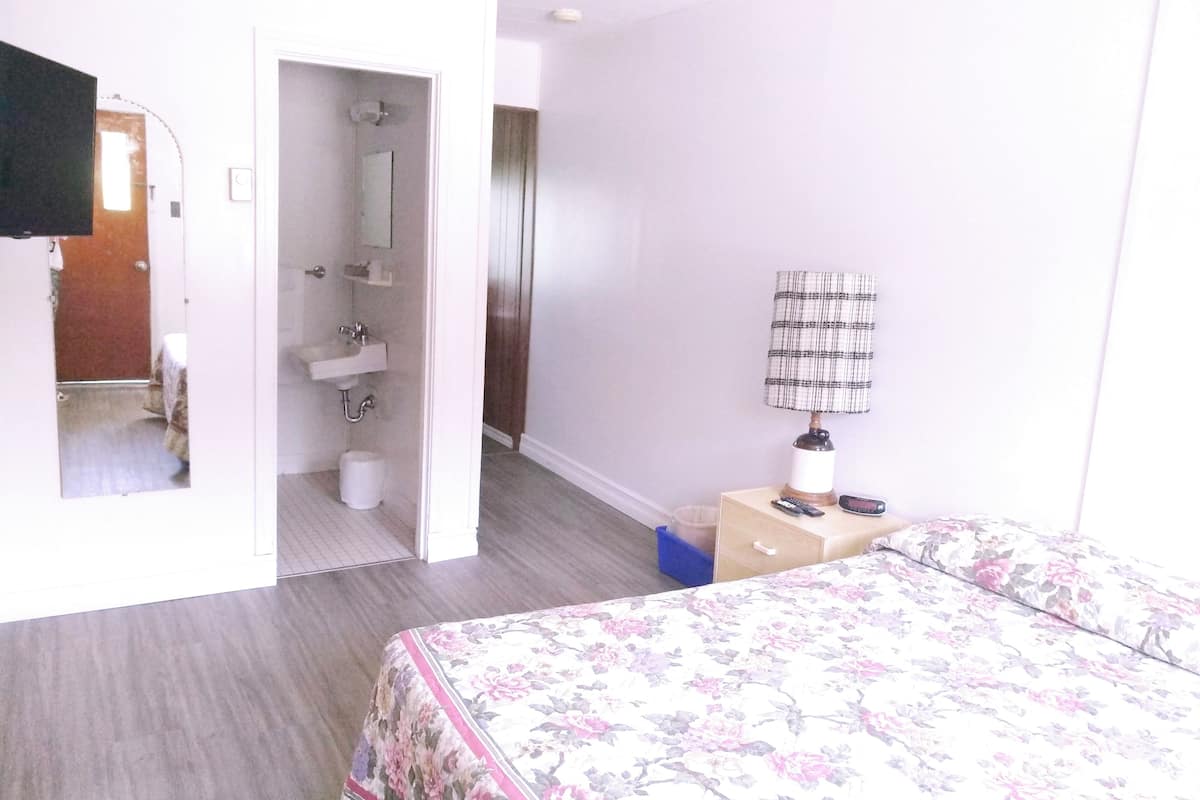 Business Quadruple Room | Living area | TV