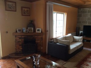 Smart TV, fireplace, DVD player, table football - Beautiful Villa With Private Pool And Views Of Douro Mountains And Vineyards (Lamego)