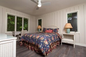 4 bedrooms, desk, iron/ironing board, WiFi - Beach View Cottage - Beautiful View of the Lake! (Holland)