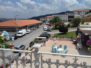 Outdoor dining - Double Room with Balcony and Extra Bed (Armamar)