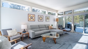 TV, fireplace, stereo - Cozy Modern Cabin with A/C, BBQ & Private Hot Tub (Sunriver)