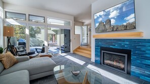 TV, fireplace, stereo - Cozy Modern Cabin with A/C, BBQ & Private Hot Tub (Sunriver)