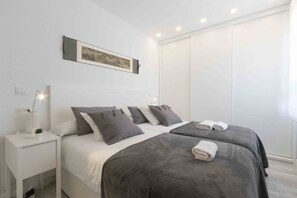 2 bedrooms, in-room safe, iron/ironing board, free WiFi