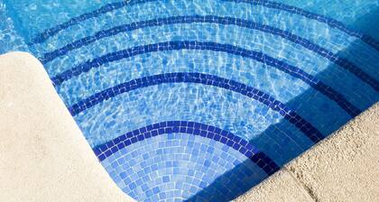 Cozy with mediterranean style, a few meters from the beach. A / C and free wifi. Terrace with sea views