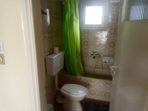 Sèche-cheveux, serviettes fournies, papier toilette