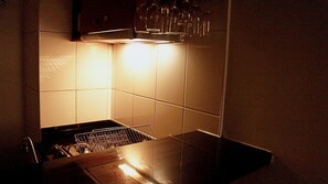 Kühlschrank, Ofen, Herdplatte, Wasserkocher mit Kaffee-/Teezubehör