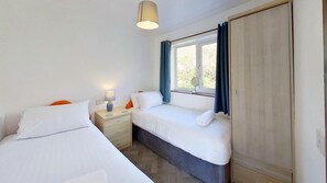 3 bedrooms, iron/ironing board, bed sheets, wheelchair access - B30 Sunset, Riviere Towans (Hayle)