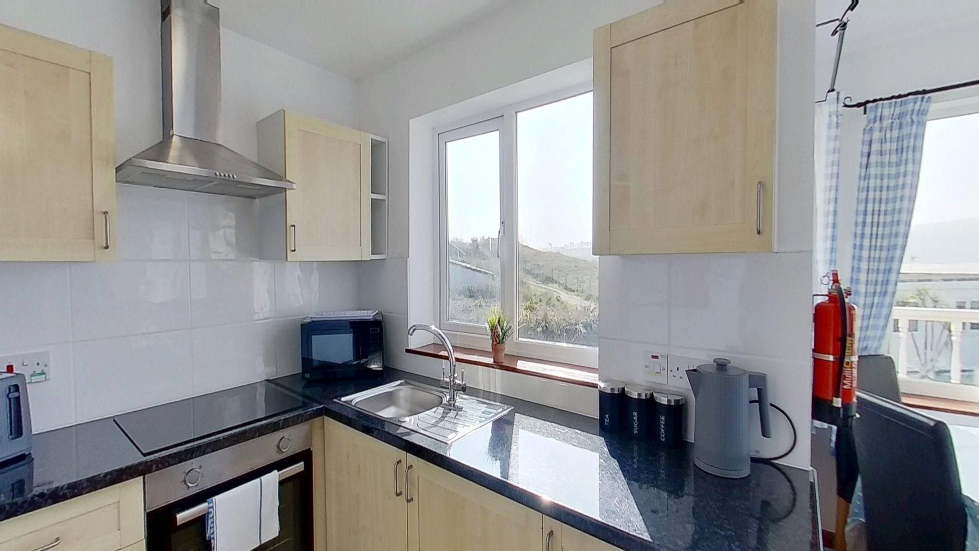 Kylskåp, mikrovågsugn, ugn och spishäll