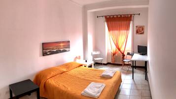 Doppel- oder Zweibettzimmer, eigenes Bad (Penelope) | Schreibtisch, laptopgeeigneter Arbeitsplatz, schallisolierte Zimmer