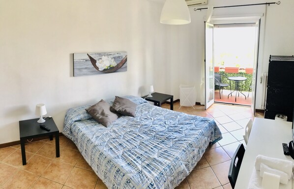 Double or Twin Room, Shared Bathroom (Anastasia)