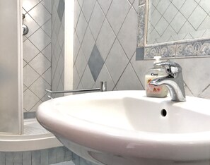 Double or Twin Room, Private Bathroom (Margaret) | Bathroom | Free toiletries, hair dryer, electronic bidet, towels - Alloggio turistico Lamberto Preneste (Rome)