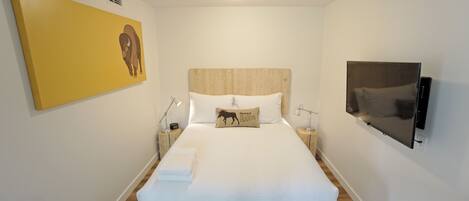 Iron/ironing board, free WiFi, bed sheets
