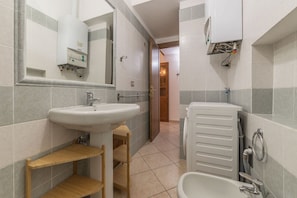 Douche, sĂšche-cheveux, bidet