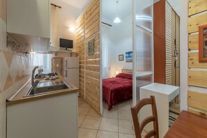 Oven, stovetop - Studio located on the fourth floor of a renovated period building with a lift (not suitable for the disabled).In approximately 40 square meters of space, it comfortably accommodates 3 people.In a few minutes you can walk to the Colosseum, the Basilica of (Roma)