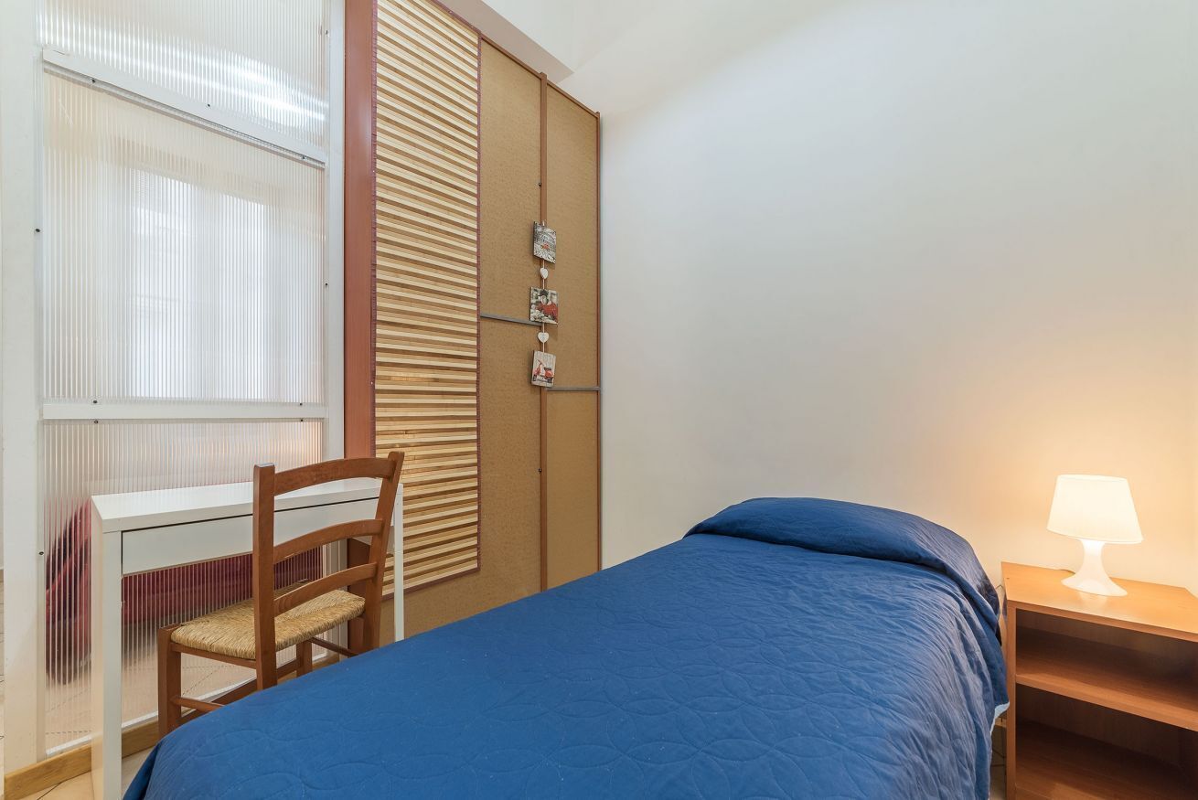 Tabla de planchar con plancha, wifi y ropa de cama 