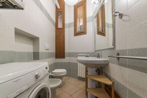 Shower, hair dryer, bidet - Studio located on the fourth floor of a renovated period building with a lift (not suitable for the disabled).In approximately 40 square meters of space, it comfortably accommodates 3 people.In a few minutes you can walk to the Colosseum, the Basilica of (Roma)