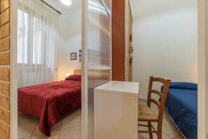 Iron/ironing board, WiFi, bed sheets - Studio located on the fourth floor of a renovated period building with a lift (not suitable for the disabled).In approximately 40 square meters of space, it comfortably accommodates 3 people.In a few minutes you can walk to the Colosseum, the Basilica of (Roma)
