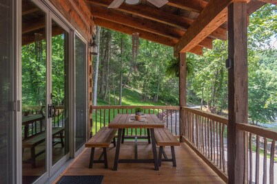 Riverbend Cabin! A Luxurious New Private Waterfront  Log Cabin.