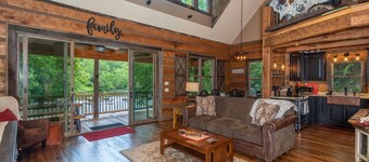 Riverbend Cabin! A Luxurious New Private Waterfront  Log Cabin.