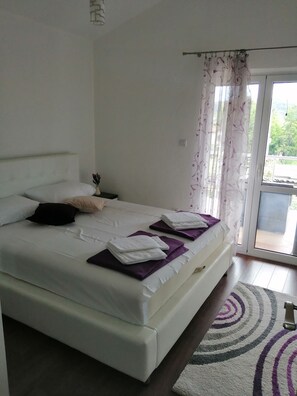 2 bedrooms, iron/ironing board, WiFi, bed sheets