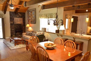 Dining - Rustic Condo with A/C, BBQ & Quick Walk to Spa (Sunriver)