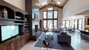 TV, fireplace, DVD player - Scenic Luxury Lodge with Hot Tub, BBQ & Game Room (Bend)