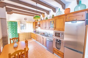 Frigorífico, microondas, horno y lavavajillas