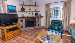 Una televisión, una chimenea