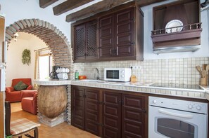 Een koelkast, een microgolfoven, een oven, een kookplaat