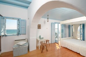 3 soverom, skrivebord, strykejern/-brett og reiseseng for barn